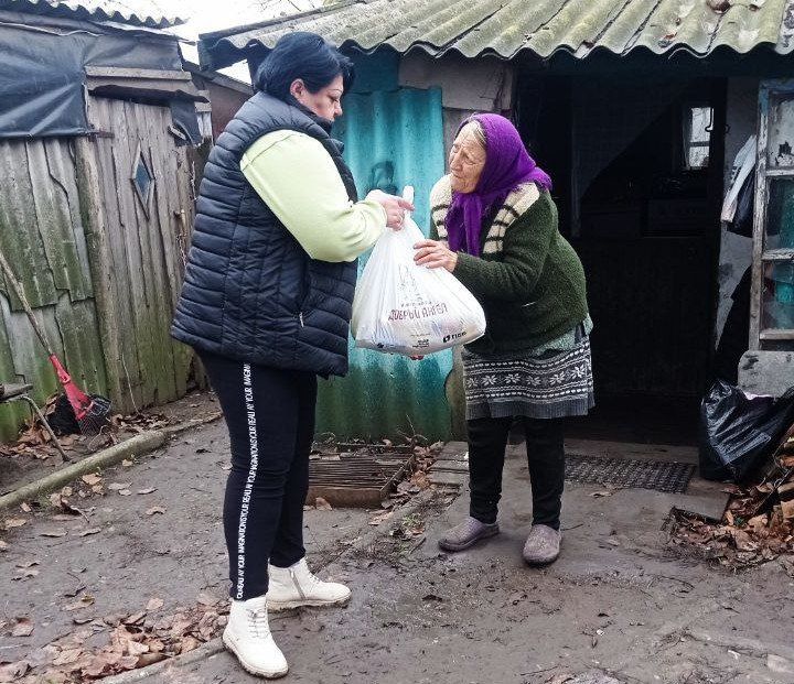 Волонтеры благотворительного фонда «Добрый Ангел» доставили гуманитарную помощь сельским жителям Токмакского муниципального округа