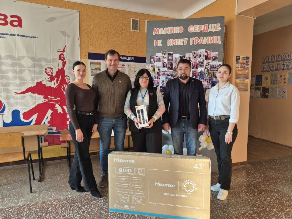 В Мелитополе представители партии «Единая Россия» передали школе оборудование по поручению секретаря регионального отделения партии