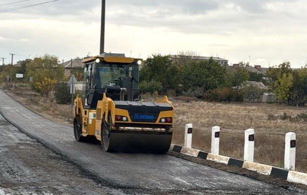 Бригада из Ингушетии завершила асфальтирование второго слоя на улице Вокзальной в Молочанске