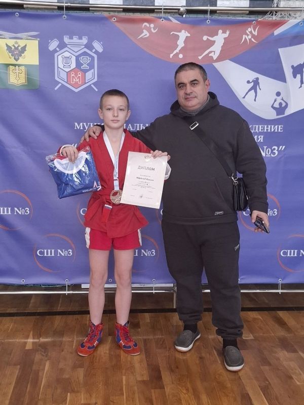 Васильевский спортсмен Никита Щербаков принял участие в физкультурном мероприятии, приуроченному ко Всероссийскому Дню Самбо