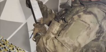 Пленение двух украинских солдат в Покровске, которые переоделись в гражданку и спрятали свое оружие и награбленное