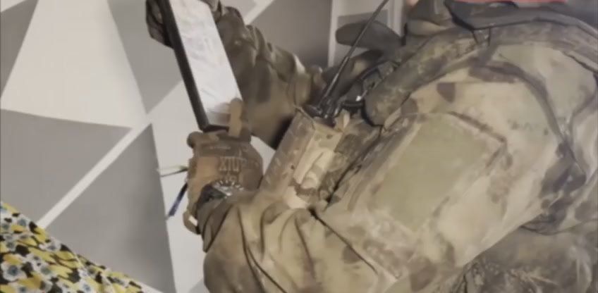 Пленение двух украинских солдат в Покровске, которые переоделись в гражданку и спрятали свое оружие и награбленное