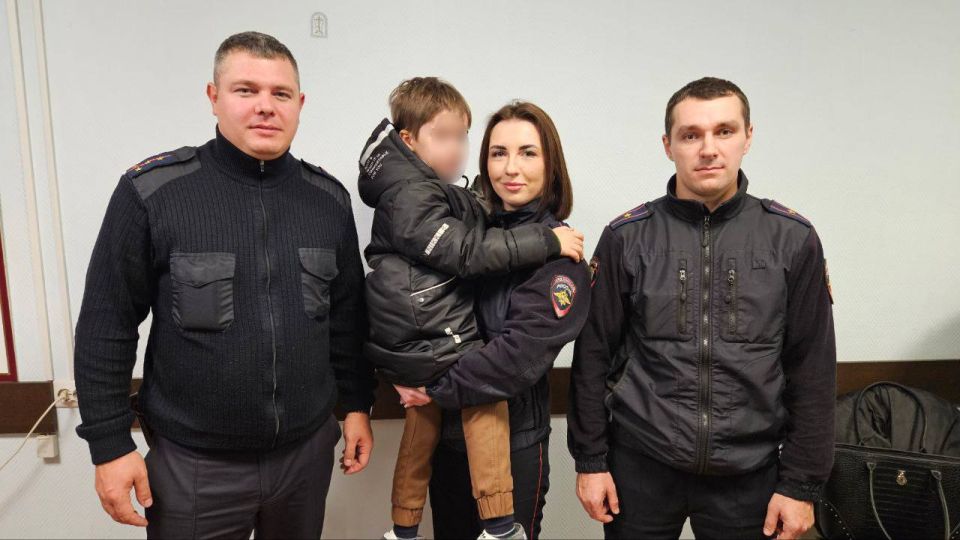 В Курске трое участковых уполномоченных вывели мальчика с отцом из квартиры, где начинался пожар