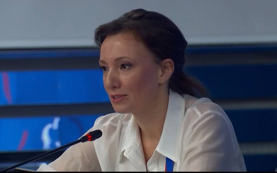 Анна Хорошун: На заседании Госдумы сегодня рассмотрим два важных законопроекта в поддержку многодетных мам, удостоенных звания «Мать-героиня»