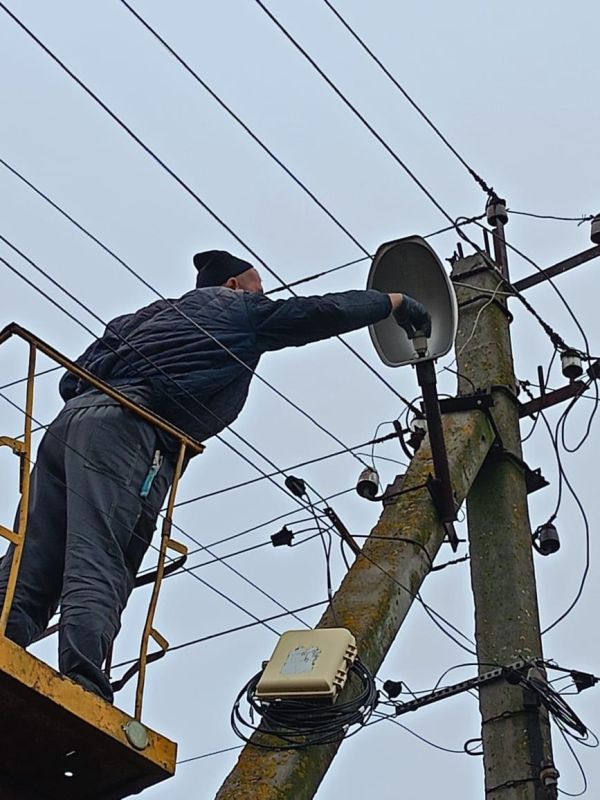 Аварийно-восстановительная бригада из Ингушетии восстанавливает уличное освещение в Молочанске