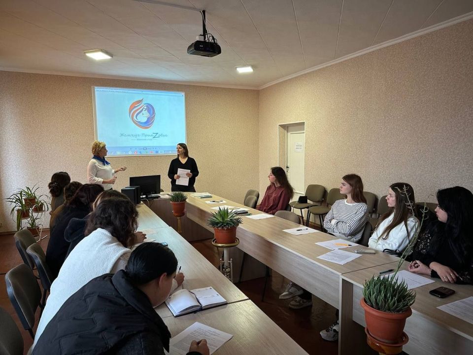 В Токмаке при поддержке «Единой России» провели занятие женского клуба по карьерному ориентированию для выпускниц
