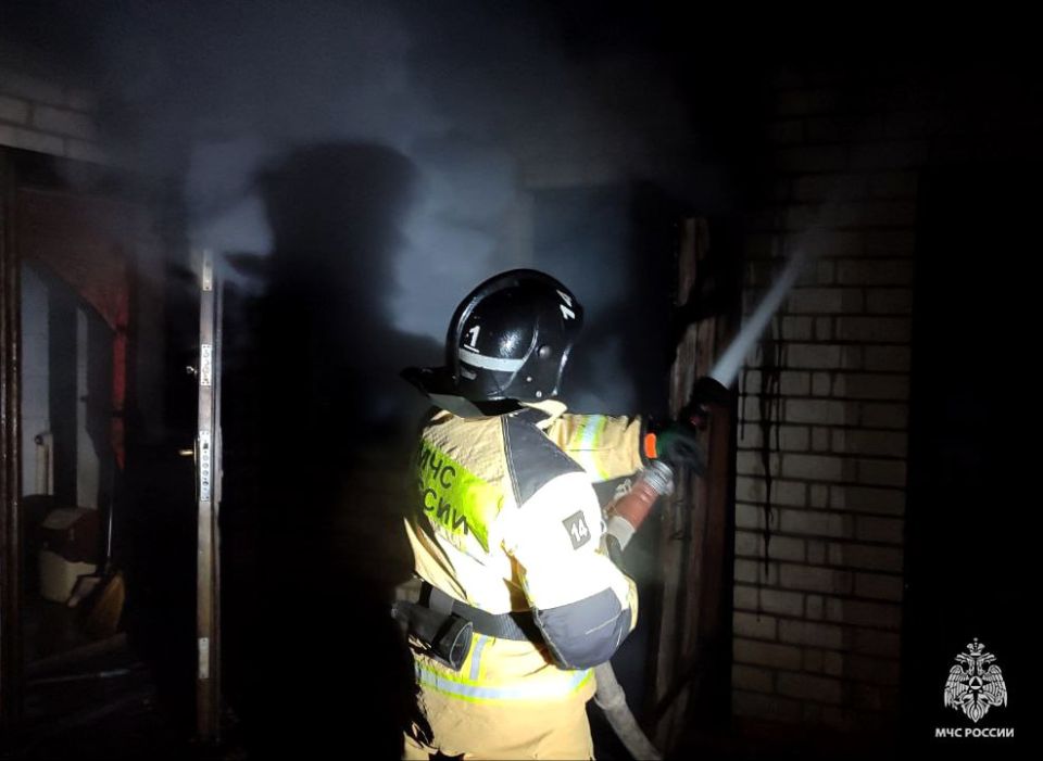 В Мелитополе сотрудники МЧС России оперативно ликвидировали возгорание хозяйственной постройки