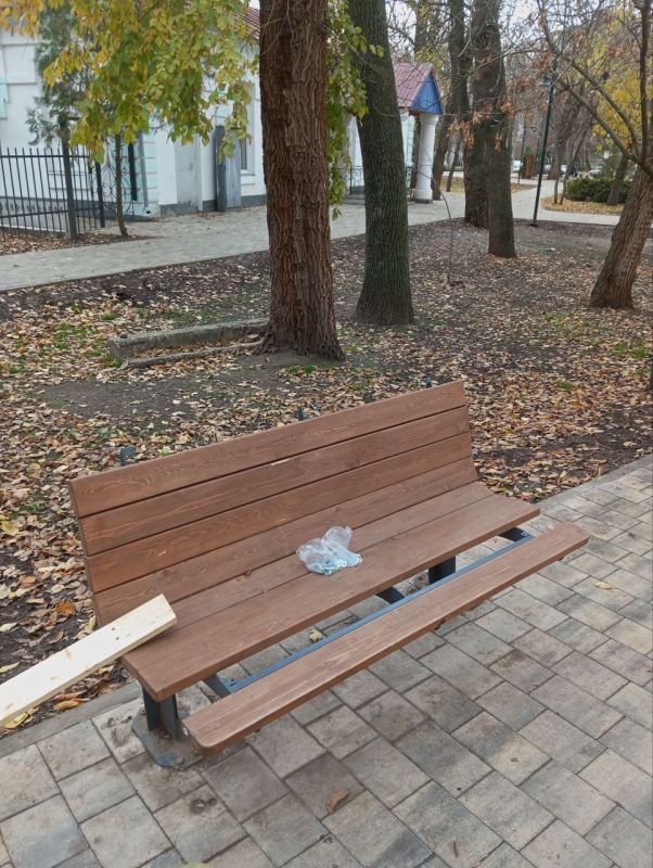 Коммунальщики оперативно отремонтировали лавочку в городском сквере Токмака