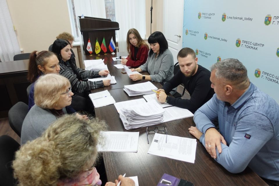 В администрации Токмакского муниципального округа состоялось заседание комиссии по предоставлению безвозмездной гуманитарной помощи гражданам, оказавшимся в тяжелой жизненной ситуации