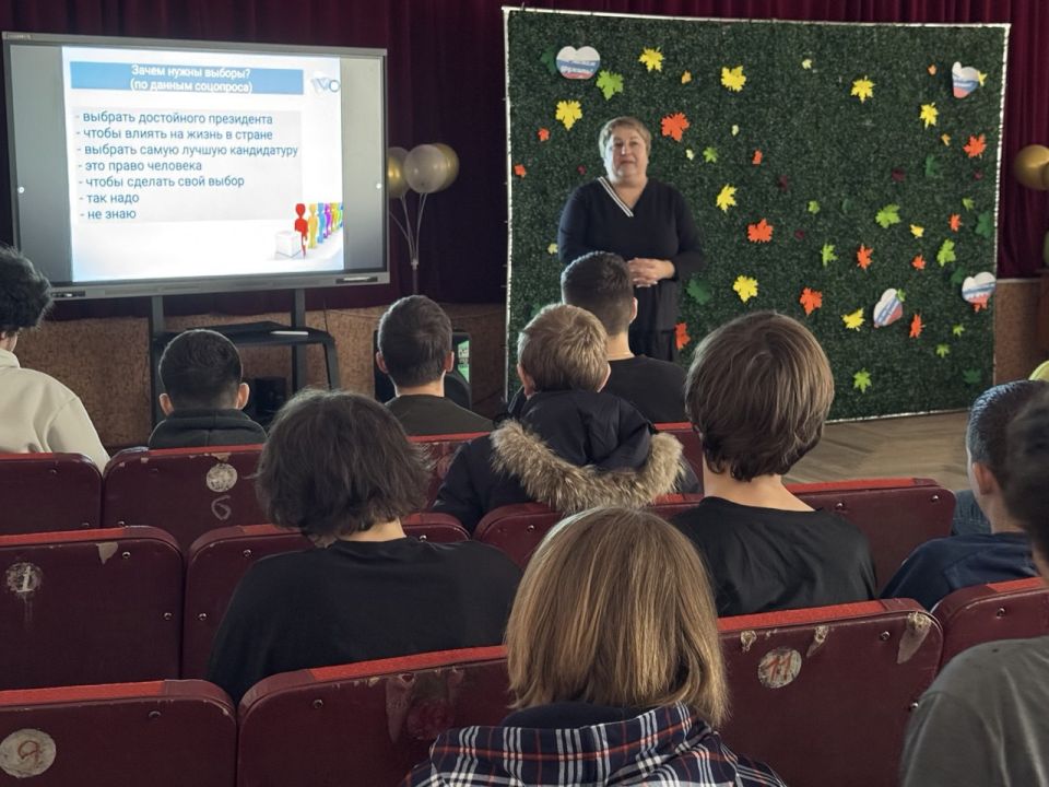 Председатель территориальной избирательной комиссии №4 провела первое обучающее занятие для старшеклассников Акимовской средней общеобразовательной школы №2 им. Героя Советского Союза С.С. Щирова