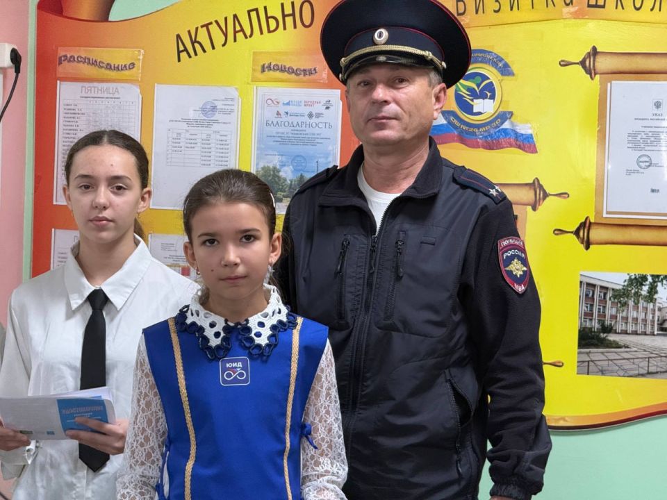 Сотрудники Госавтоинспекции города Мелитополя приняли участие в торжественном посвящении учеников Акимовской школы № 2 в Юные инспектора движения