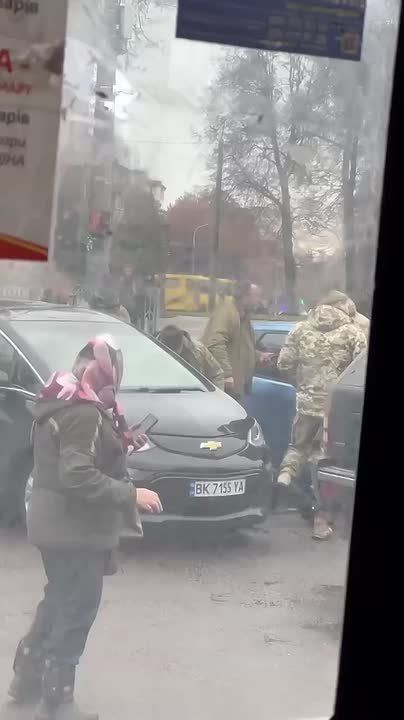 Ровенское ТЦК точно дает понять, что нужно "добровольно" идти на могилизацию