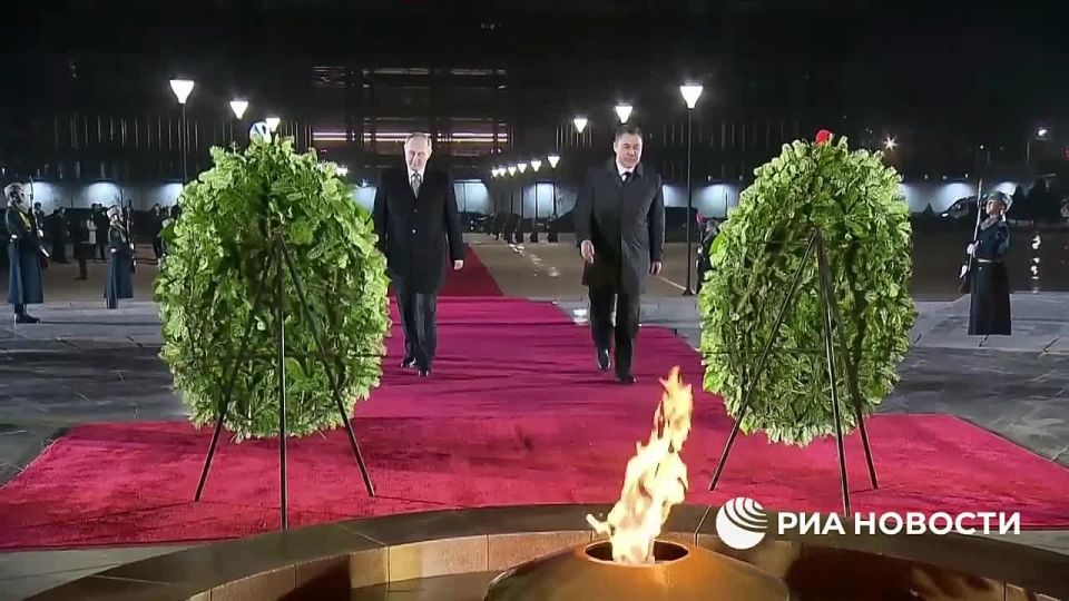 Путин и Жапаров почтили память героев в Бишкеке
