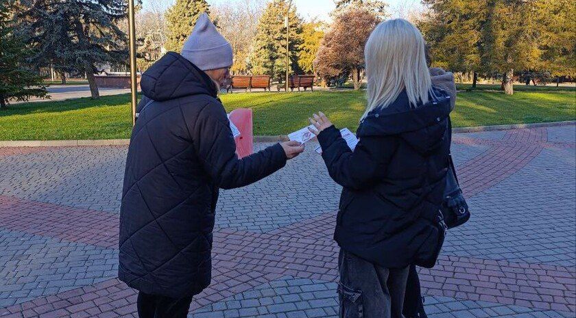 В Мелитополе соцработники провели акцию по профилактике насилия