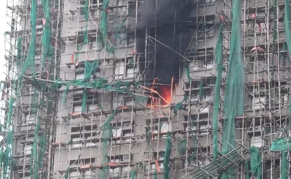 Число жертв пожара в жилом комплексе Гонконга приблизилось к 130