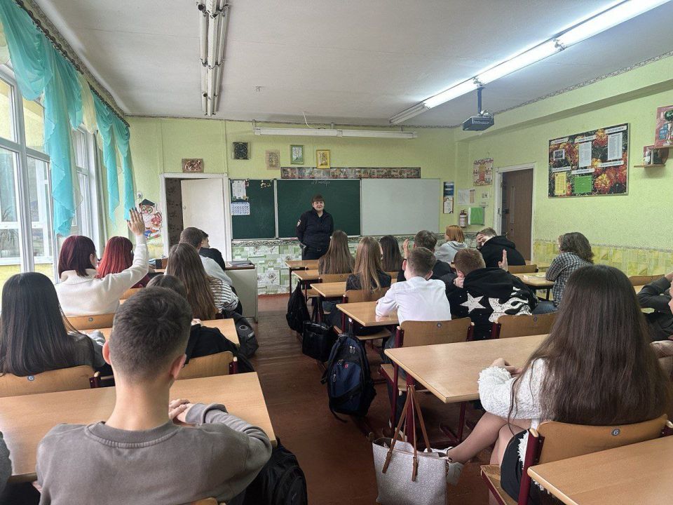 В Мелитопольской школе сотрудники Управления МВД России «Мелитопольское» провели беседу, направленную на профилактику буллинга, экстремизма и терроризма