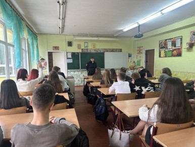 В Мелитопольской школе сотрудники Управления МВД России «Мелитопольское» провели беседу, направленную на профилактику буллинга, экстремизма и терроризма