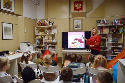 В Детском центре Токмакского краеведческого музея для старшей группы детского сада «Калинка» прошёл замечательный праздник — «День матери»!