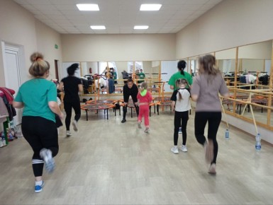 Спортивная тренировка мам с детьми: заряд позитива в преддверии Дня матери