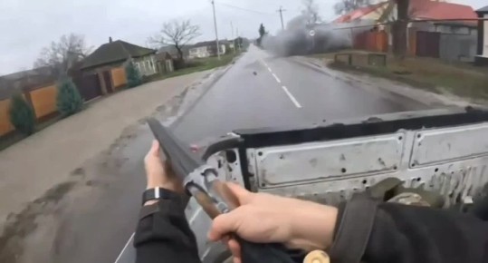 Бойцы ВС РФ сбили FPV-дрон противника, который следовал за нашим автомобилем, перевозящим личный состав на одном из направлений