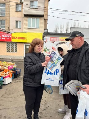 Милые женщины Мелитополя!. Сегодня мы отмечаем День матери, и это особенный день для каждой из вас .Активисты Мелитопольского МО партии ЛДПР провели акцию-поздравили жительниц города с этим праздником