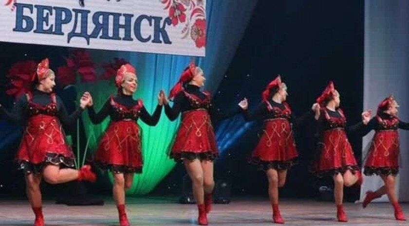 Концерт «Дарите мамам все цветы» прошел в Бердянске