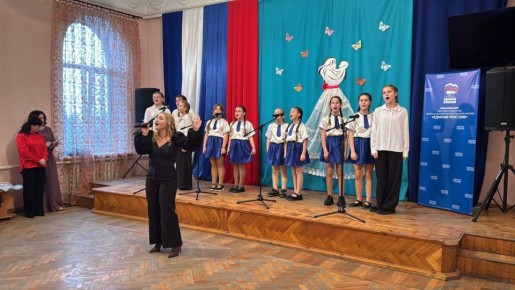 В Приазовском районе представители власти и депутаты поздравили матерей с праздником