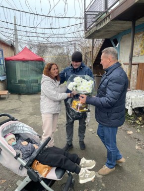 Глава Токмакского муниципального округа Александр Калмыков совместно с первым зампредом Правительства региона-шефа Пензенской области Виктором Кувайцевым и сотрудниками администрации с подарками посетили многодетные семьи и...