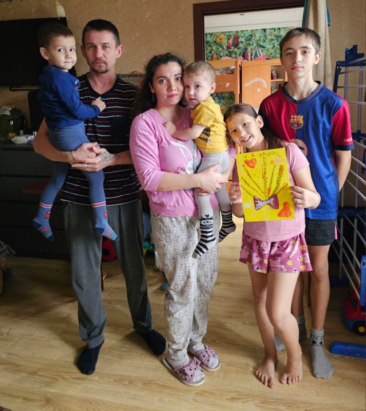 Сотрудники отдела социального обеспечения г. Днепрорудное Энергодарского управления социальной защиты МТСП ВГА ЗО поздравили многодетную маму с Днем матери