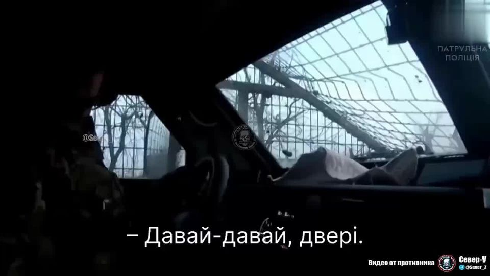 Во время ротации пехоты ВСУ российский дрон сбрасывает боеприпас прямо у двери бронемашины
