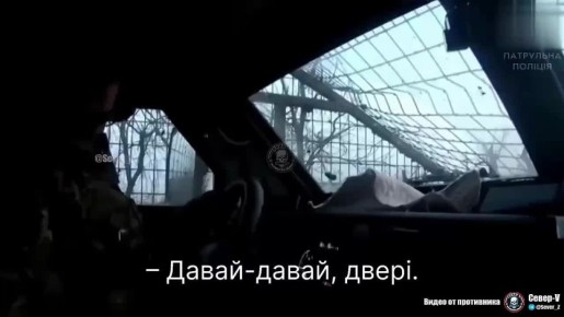 Во время ротации пехоты ВСУ российский дрон сбрасывает боеприпас прямо у двери бронемашины