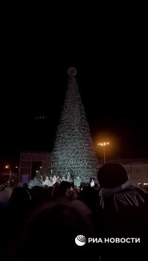 В Якутске торжественно зажгли первую в России новогоднюю елку