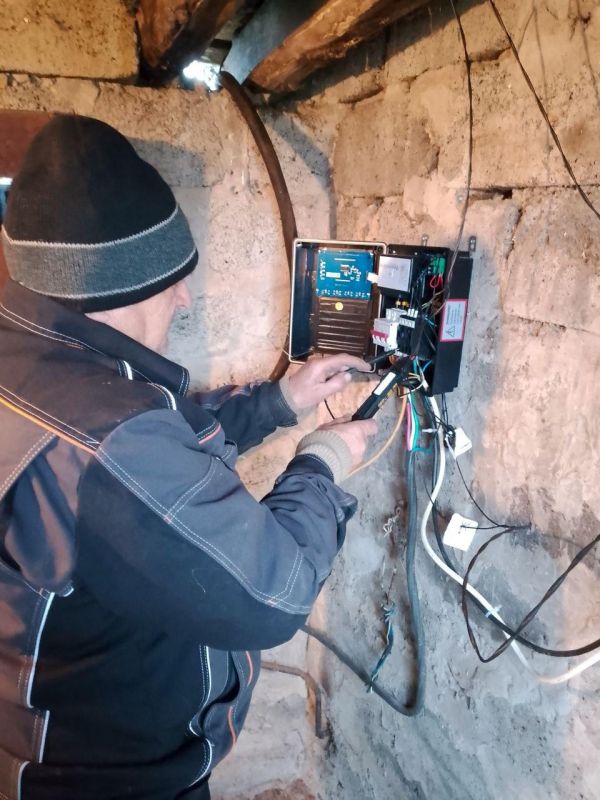 На прошлой неделе сотрудники Приморского участка ГУП ЗО "Вода Запорожья" совместно с электриком из аварийной бригады Мурманской области АО "МЭС" производили ремонт и профобслуживание системы водоснабжения округа