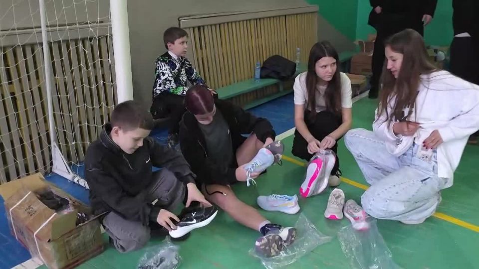 Народный фронт доставил 100 пар кроссовок в спортивную школу Приморска