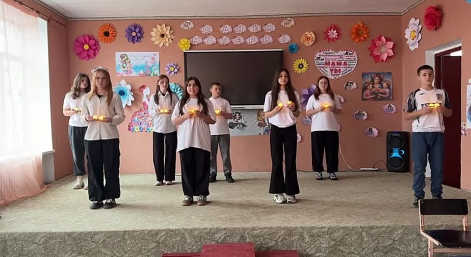 В Орлянской средней образовательной школе прошло мероприятие, посвященное Дню матери «Сердца, полные любви»