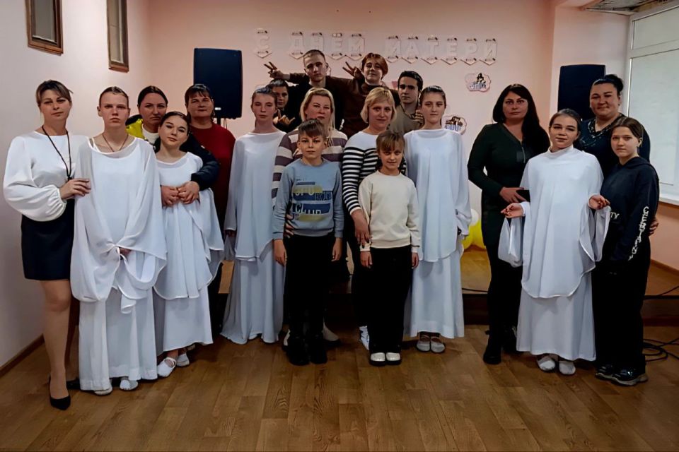 30 ноября в Александровском сельском доме культуры прошло тематическое мероприятие ко Дню Матери: «В ладонях матери — вся нежность мира»