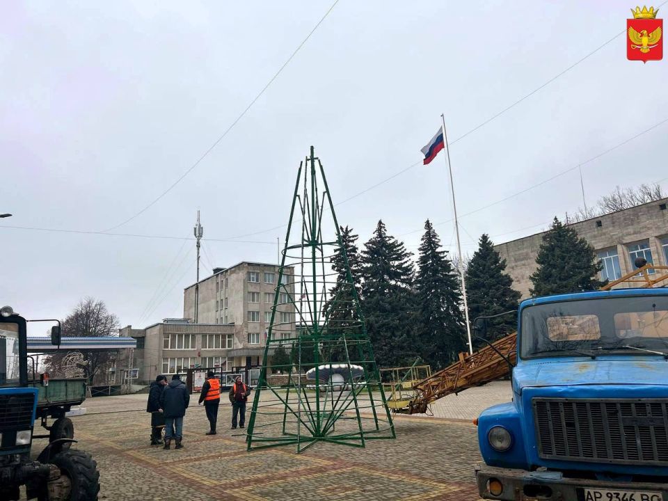 Праздник приближается!. На Центральной площади Приморска сотрудники МБУ "Парки и скверы" начали установку новогодней елки