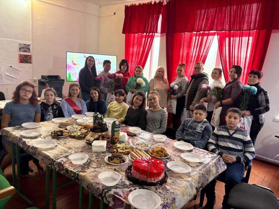 "День матери" в Долинском. В преддверии «Дня матери» кружковцы танцевального коллектива «Узоры Бердянщины» устроили праздник для своих мам