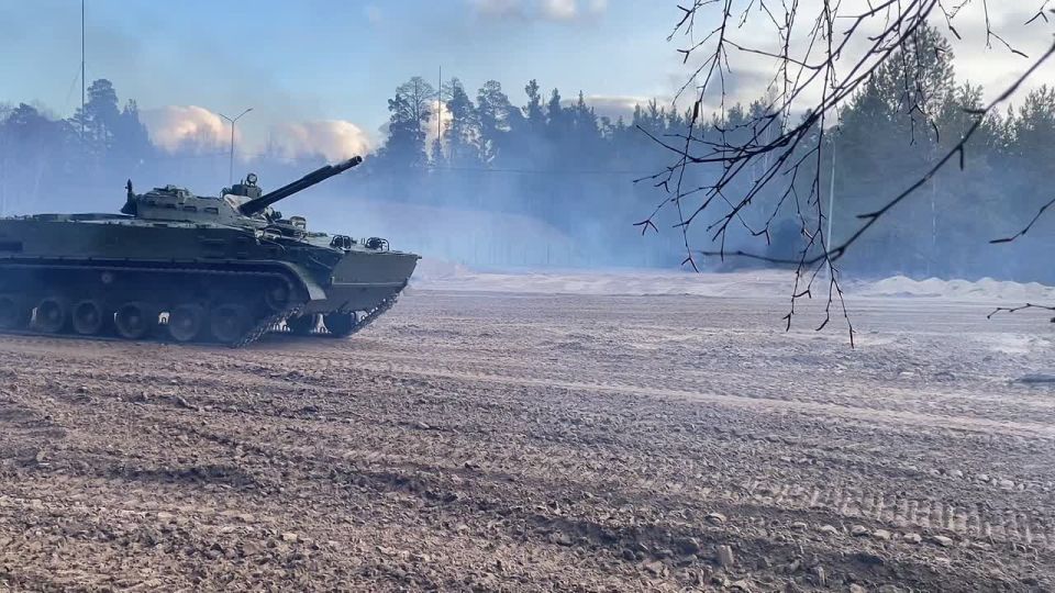 Ростех передал в войска новую партию боевых машин пехоты БМП-3 с полными комплектами многосоставной дополнительной защиты, а также средствами радиоэлектронной борьбы