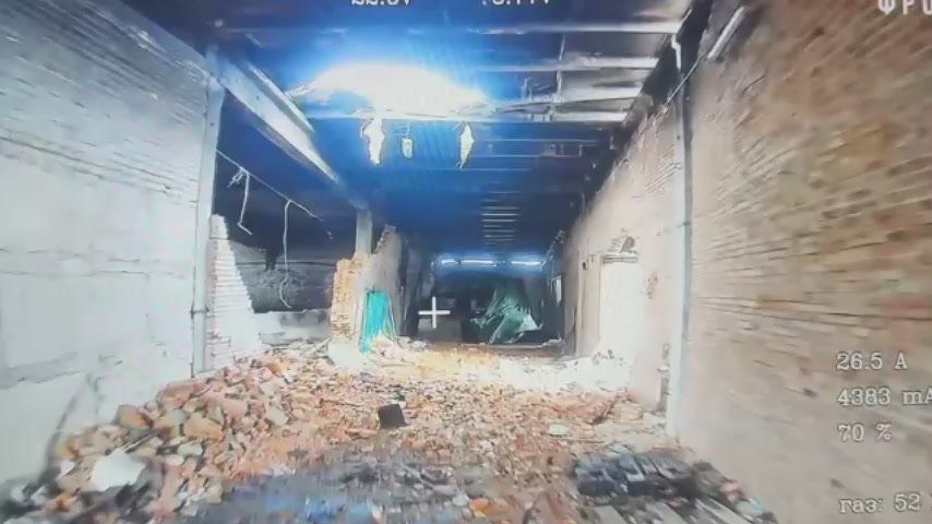 Владислав Шурыгин: Операторы оптоволоконных FPV-дронов ГВ "Днепр" обнаружили танки ВСУ в одном из ангаров в Орехове, Запорожской области