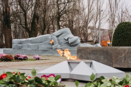 Сергей Золотарёв: В День Неизвестного Солдата возложили цветы на Братском кладбище