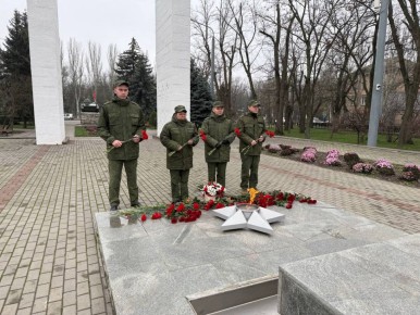 Сотрудники СК России по Запорожской области возложили цветы в память о неизвестном солдате