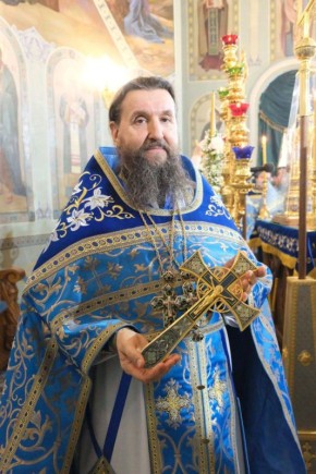 Дорогие братья и сестры!. Сейчас стало известно, что благочинный церквей Куйбышевского округа, настоятель храма во имя Святого Духа пгт Куйбышево архимандрит Димитрий (Михешкин) попал в аварию и сейчас находится в реанимации