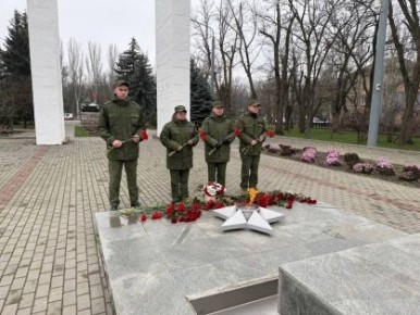 Сотрудники СК России по Запорожской области возложили цветы в память о неизвестном солдате
