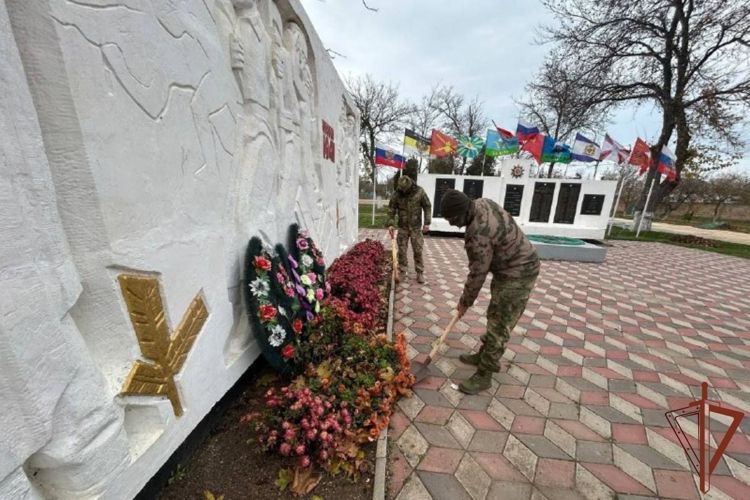 Росгвардейцы благоустроили памятные места и воинские захоронения в Херсонской и Запорожской областях (видео)