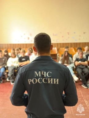 Профилактика пожарной безопасности в Токмаке: инспекторы МЧС России провели занятие для школьников