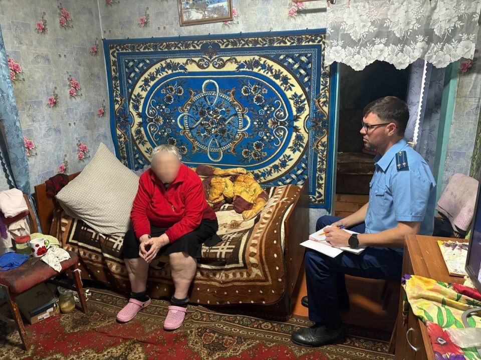 Прокурор Токмакского района Сергей Разумовский в ходе выездного приема посетил мать и сестру погибшего участника специальной военной операции