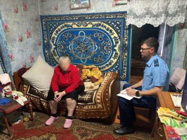 Прокурор Токмакского района Сергей Разумовский в ходе выездного приема посетил мать и сестру погибшего участника специальной военной операции