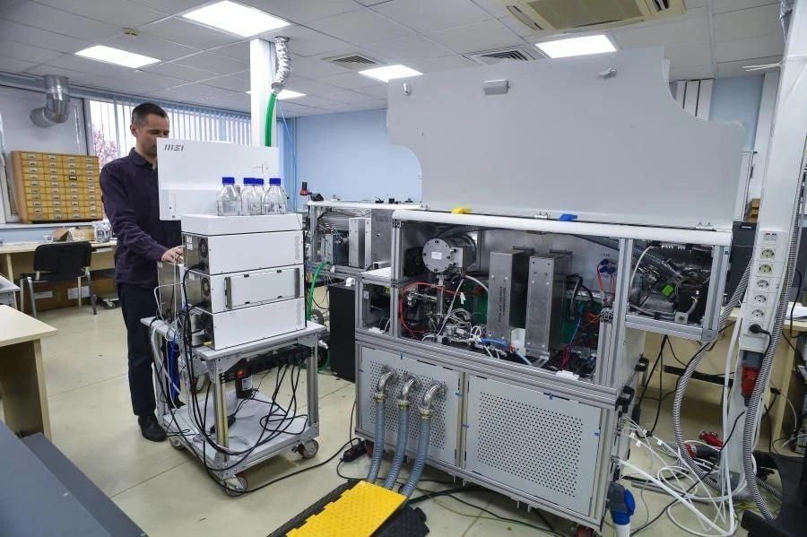 Тандемный трехквадрупольный масс-спектрометр и анализатор качества оптических деталей субнанометрового уровня