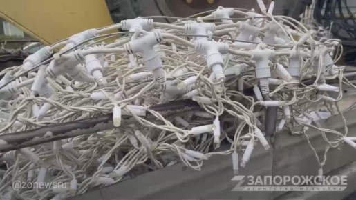 Продолжается монтаж праздничной новогодней иллюминации в Мелитополе